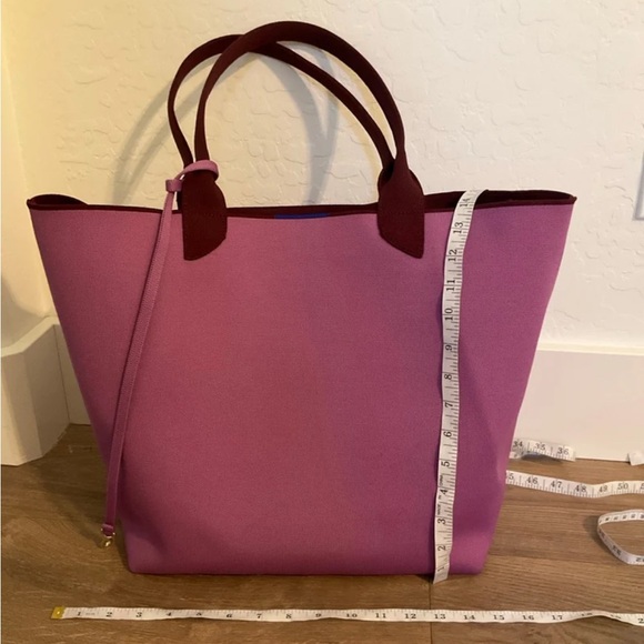 Rothy’s the Lightweight Tote in Collegiate Currant color - Picture 4 of 12